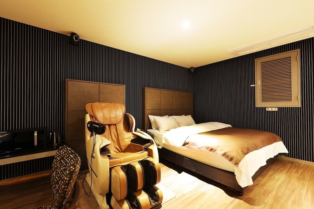 Suite - Photo 16
