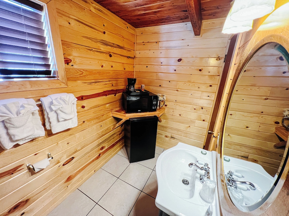 Economy Room, 1 King Bed, Lodge Building photo 3