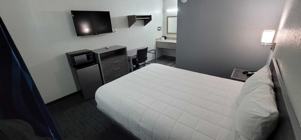 Standard Room, 1 Queen Bed photo 3