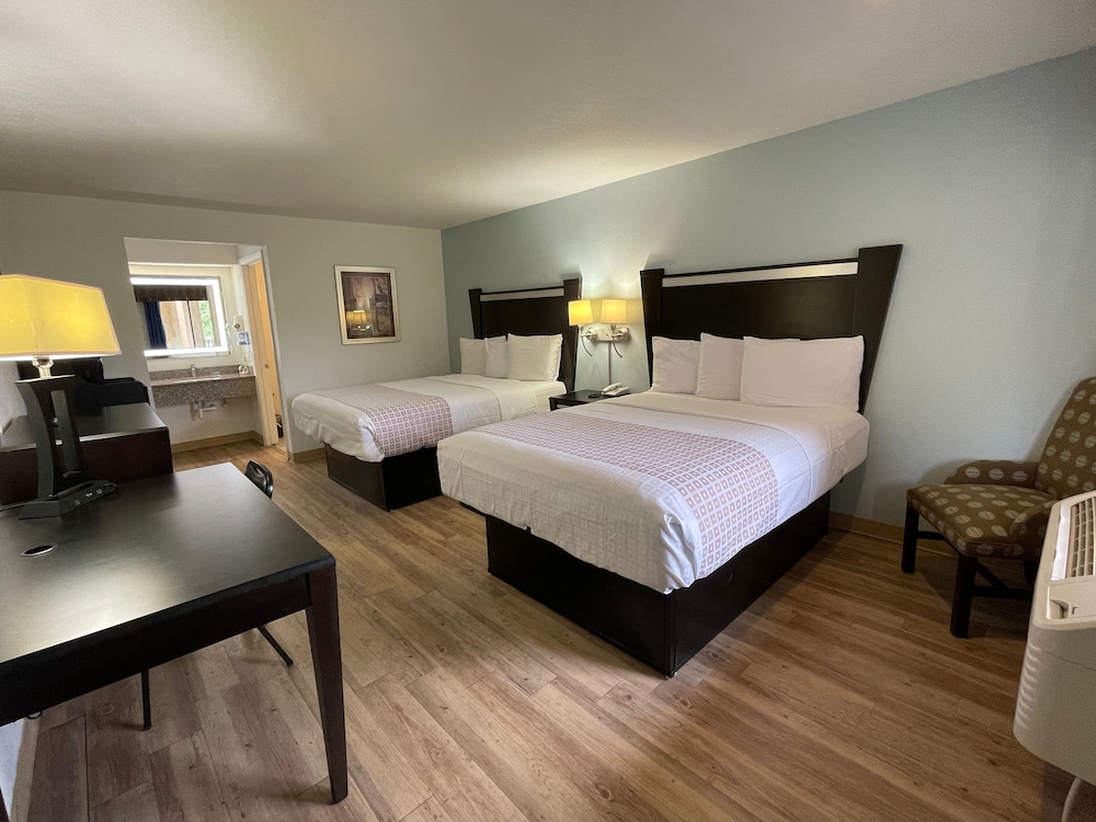 Suite, 2 Queen Beds photo 1