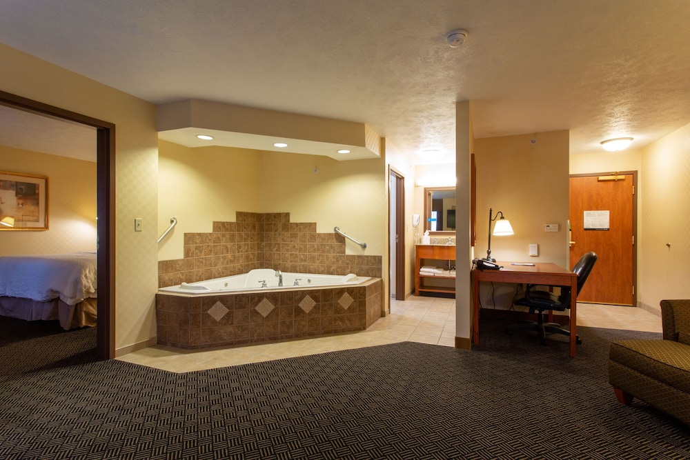 Suite, 1 Bedroom, Non Smoking, Jetted Tub photo 2