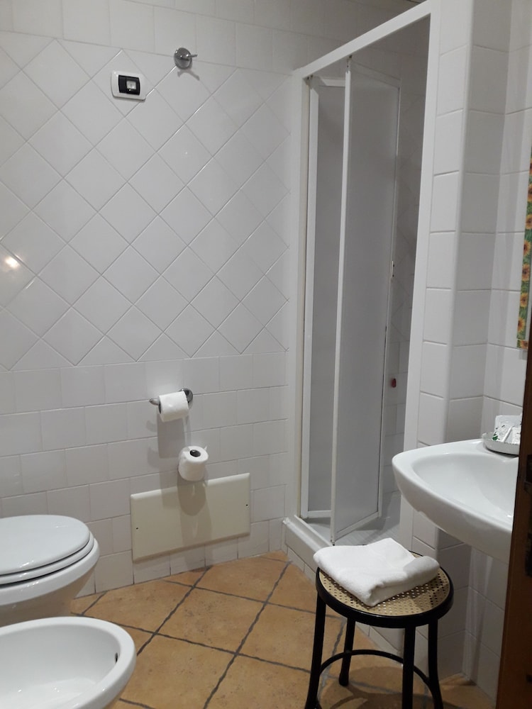 Standard Twin Room - Photo 11