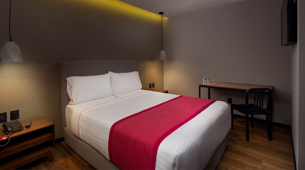 Junior Room, 1 Queen Bed photo 2