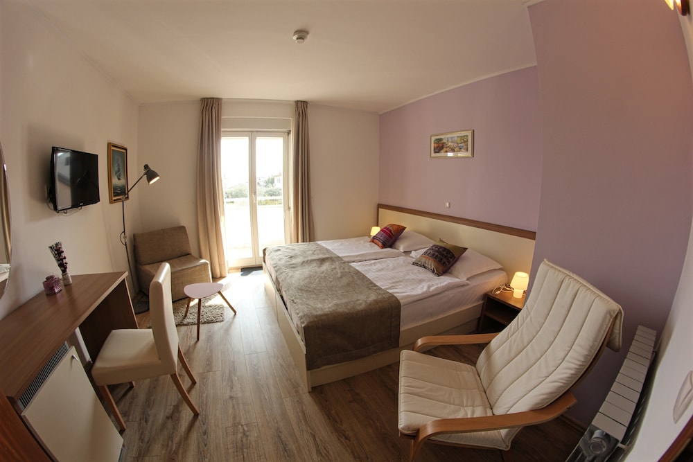 Classic Double Room, 1 King Bed, Balcony, Partial Sea View