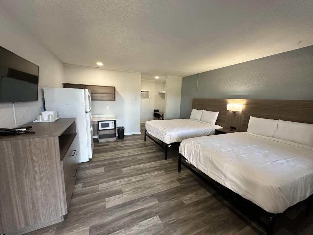 Room, 2 Queen Beds, Non Smoking - Photo 4