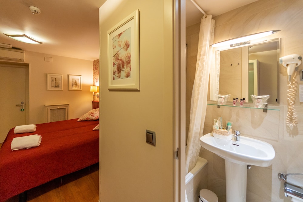 City Double or Twin Room - Photo 12