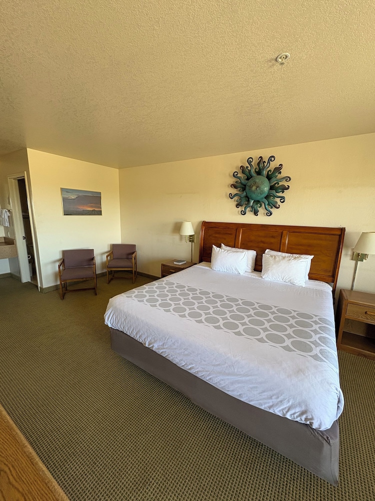 Standard Room, 1 King Bed, Non Smoking - Photo 3