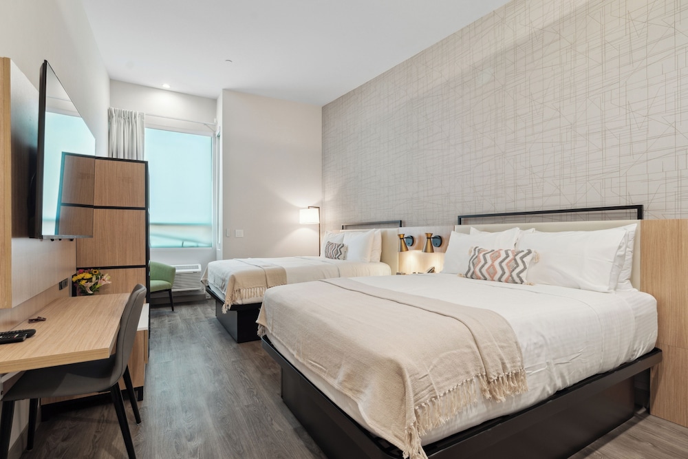 Room, 2 Queen Beds, Hearing Accessible, Non Smoking photo 2