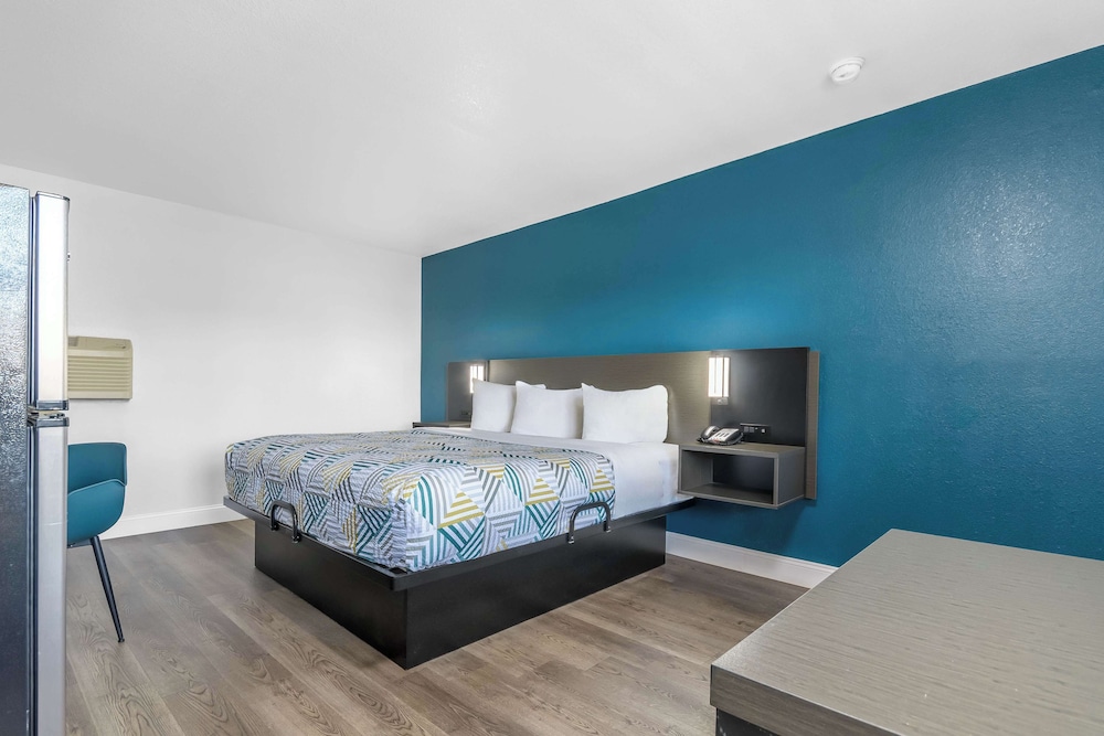 Standard Room, 1 King Bed, Non Smoking, Refrigerator & Microwave - Photo 1
