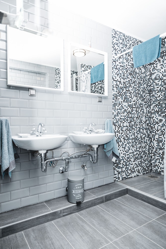 Twin Room, Shared Bathroom photo 2