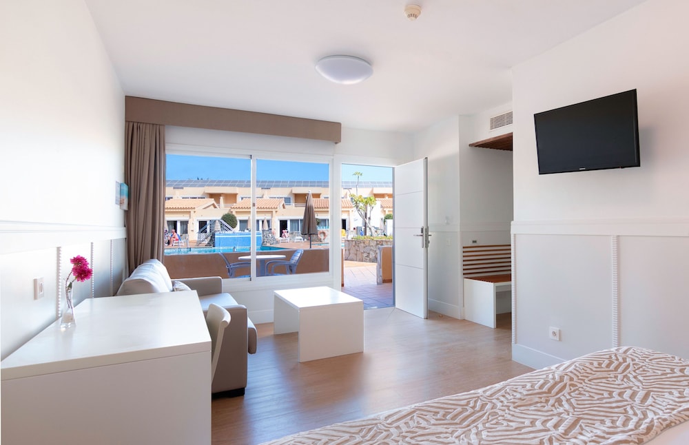Room, Pool View (3 Adults) photo 2