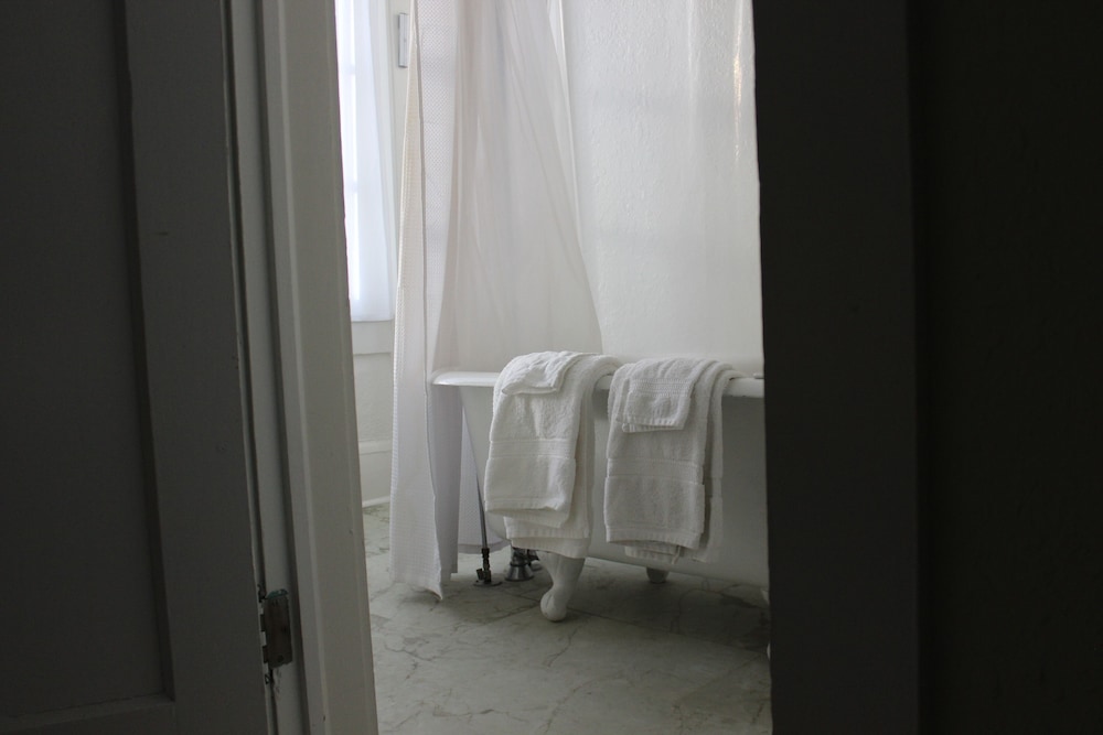 Room 206, 1 King Bed, Non Smoking photo 2