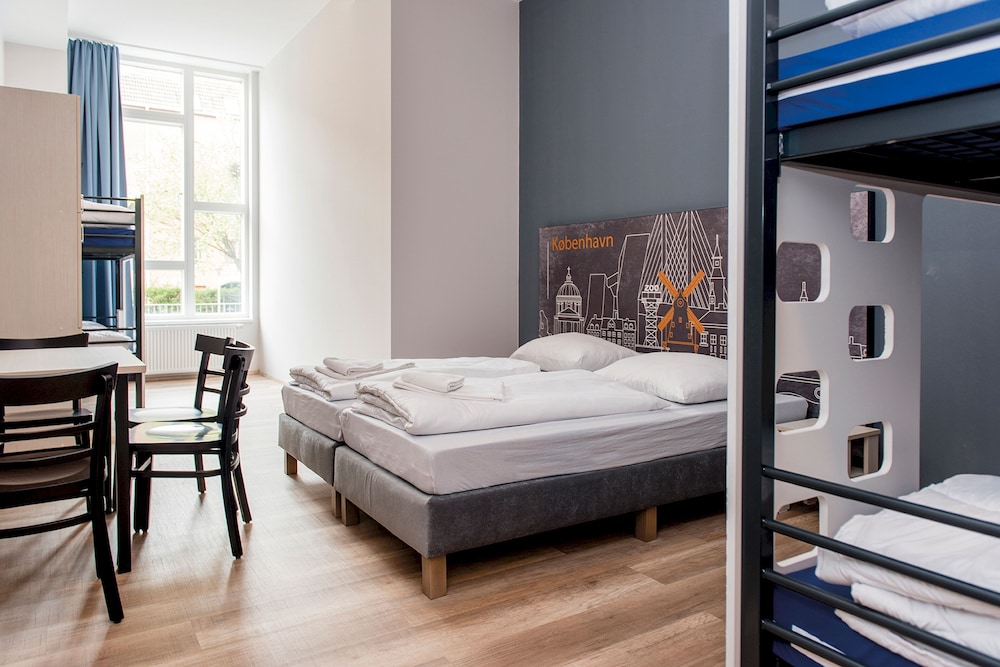 6-Bed Room