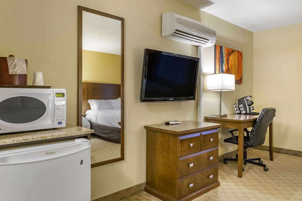 Standard Room, 2 Queen Beds, Poolside