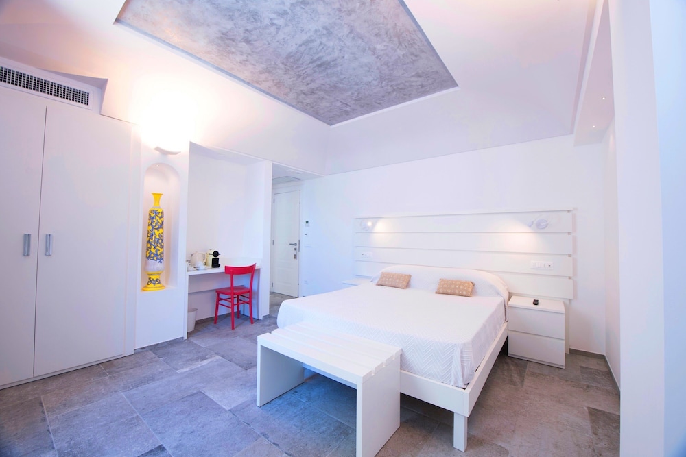 Deluxe Room with Lateral Sea View