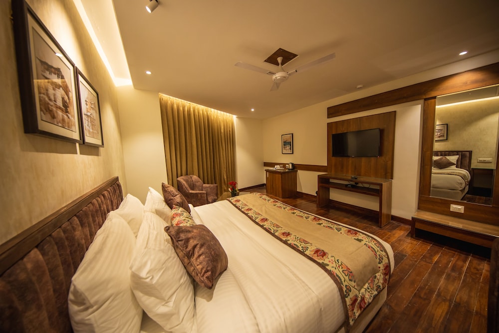 Premium Room with Private Balcony - Photo 9