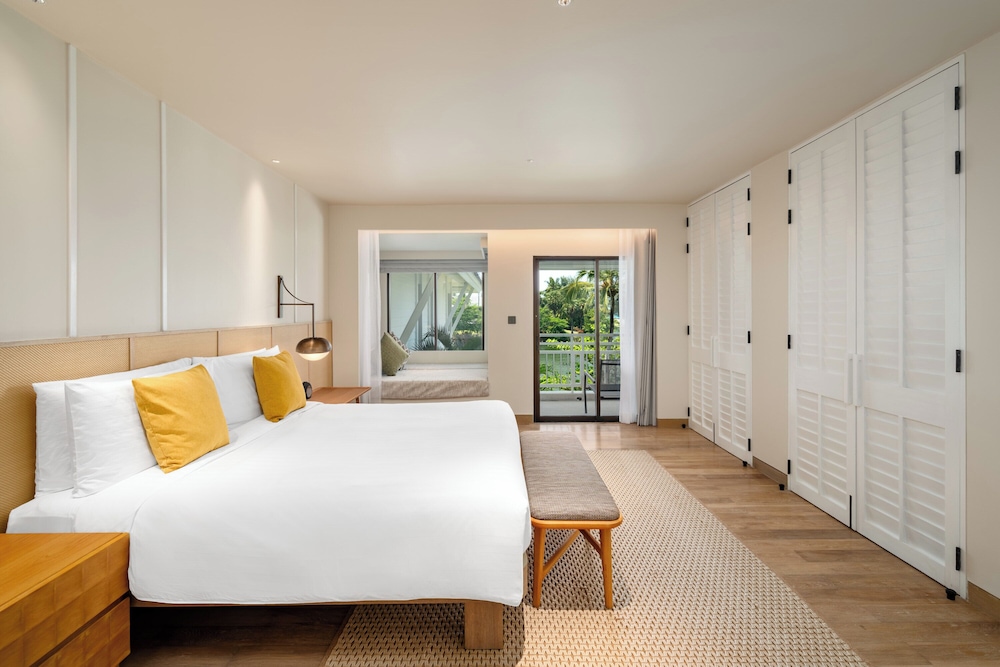 Suite, 1 King Bed, Lagoon View