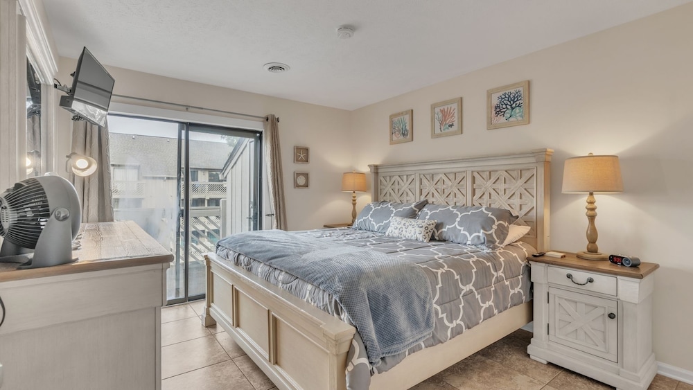 Condo, 2 Bedrooms