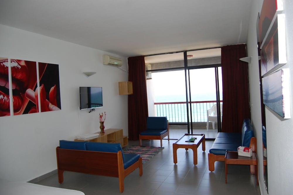 Standard Studio, Sea View, Beachside photo 3