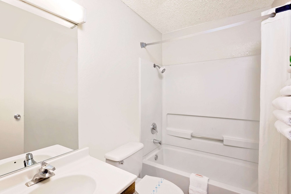 Standard Room, 2 Queen Beds, Non Smoking - Photo 4