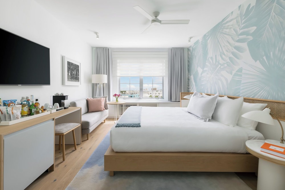 Basic Room, 1 King Bed, Pool View - Photo 3