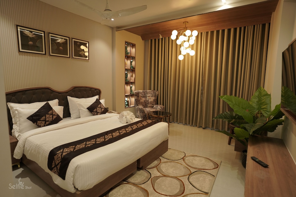 Executive Suite - Photo 8