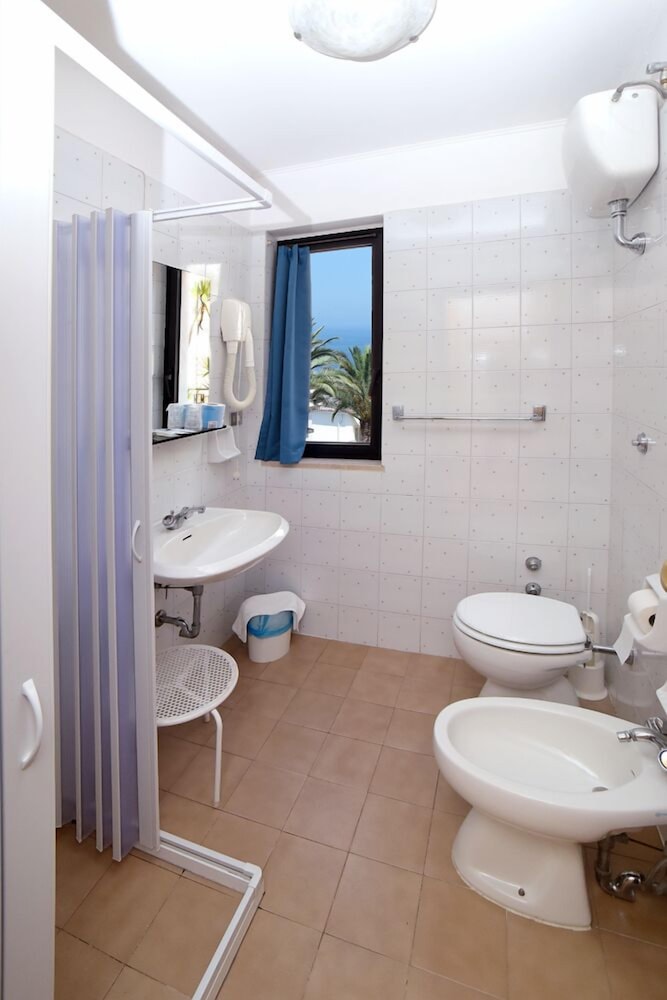Standard Triple Room, 1 Bedroom, Ensuite photo 2