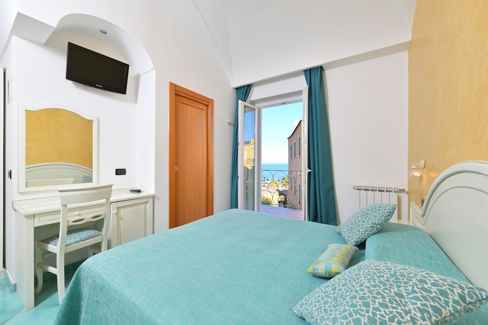 Superior Double or Twin Room, Balcony, Sea View photo 1