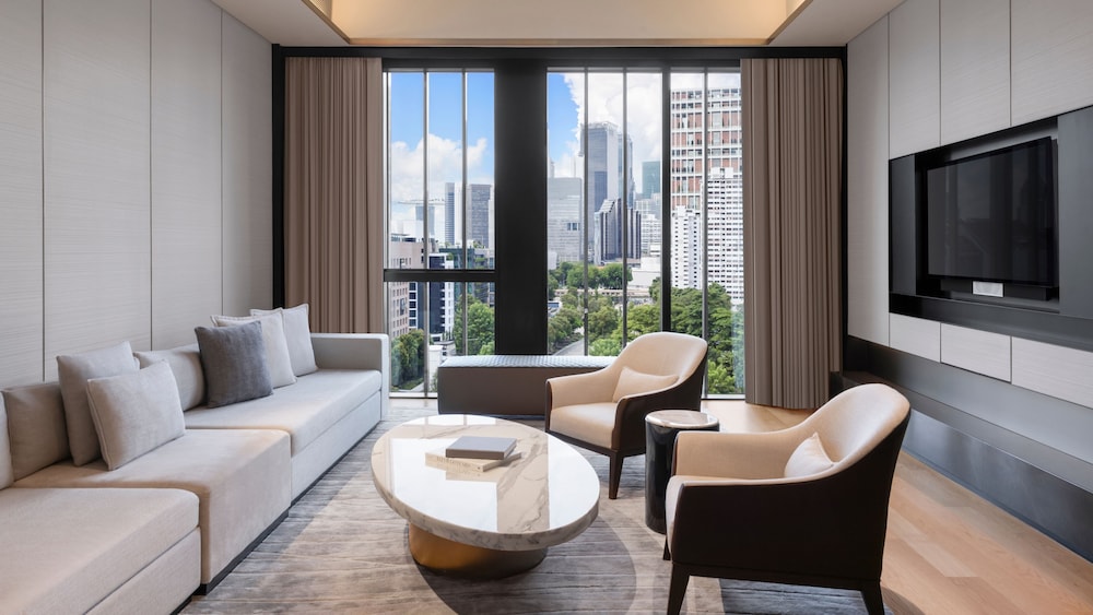 Room, 1 King Bed, River View (Penthouse) thumbnail 5