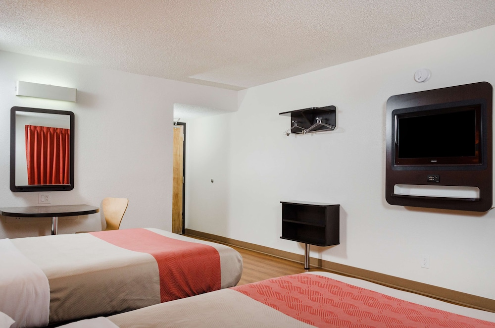 Standard Room, 2 Queen Beds, Non Smoking - Photo 2