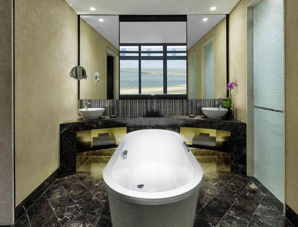 Deluxe Room, 1 King Bed, Balcony photo 3
