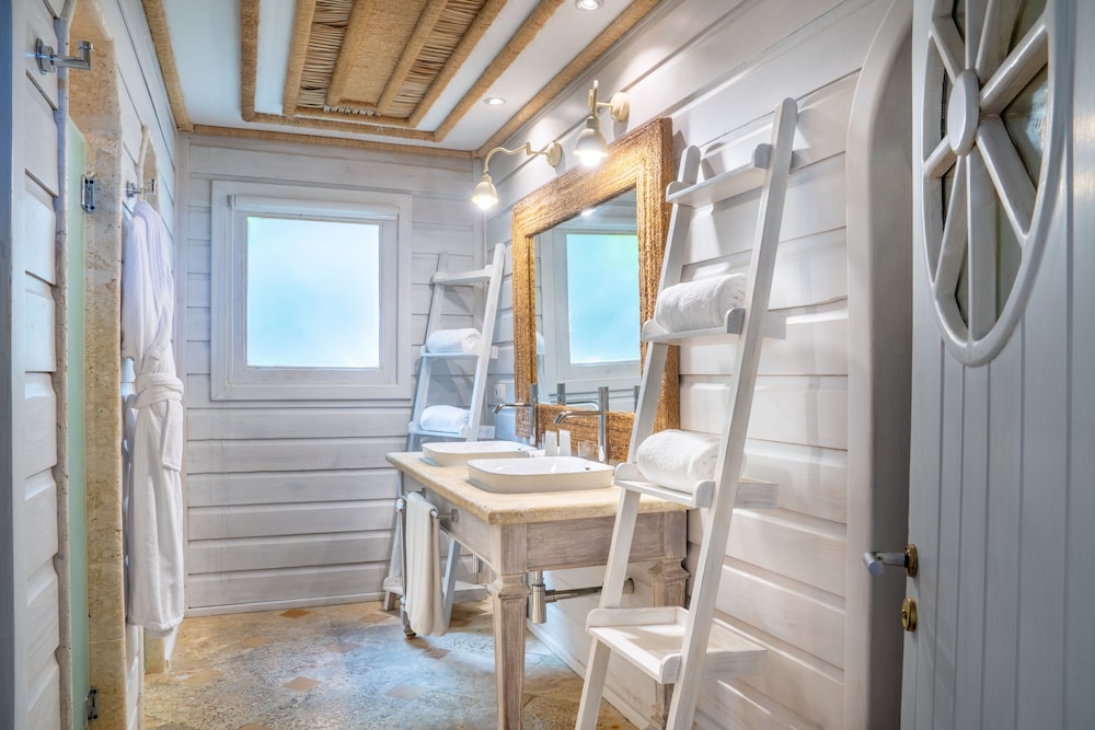 Villa, 1 King Bed, Balcony (oceanside)