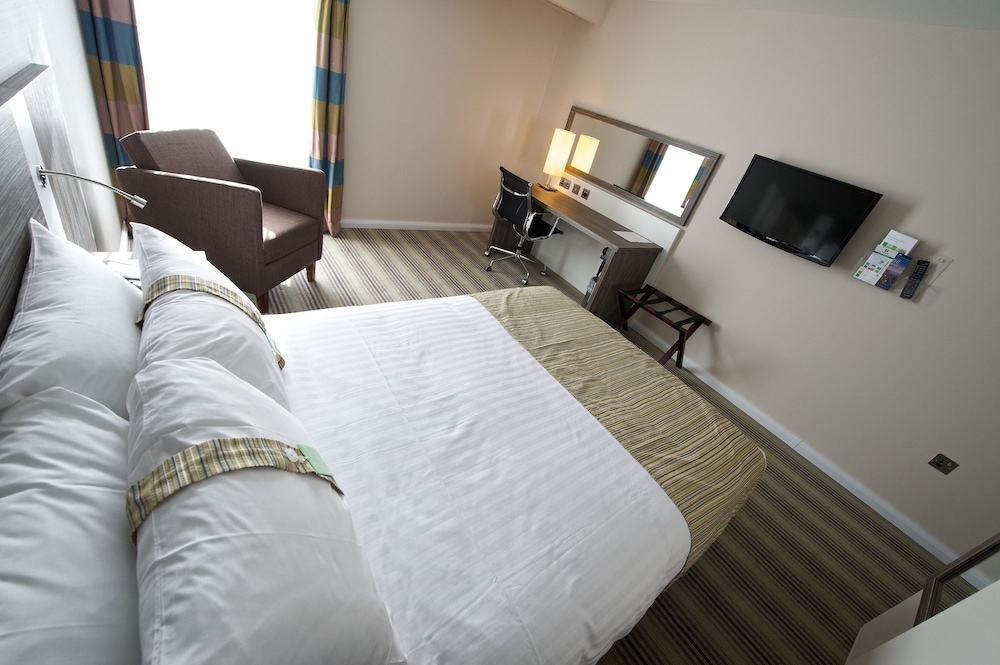 Standard Room, 1 Double Bed (Airport View) - Photo 2