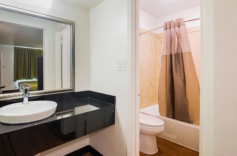 Deluxe Room, 1 King Bed, Non Smoking, Kitchenette - Photo 7