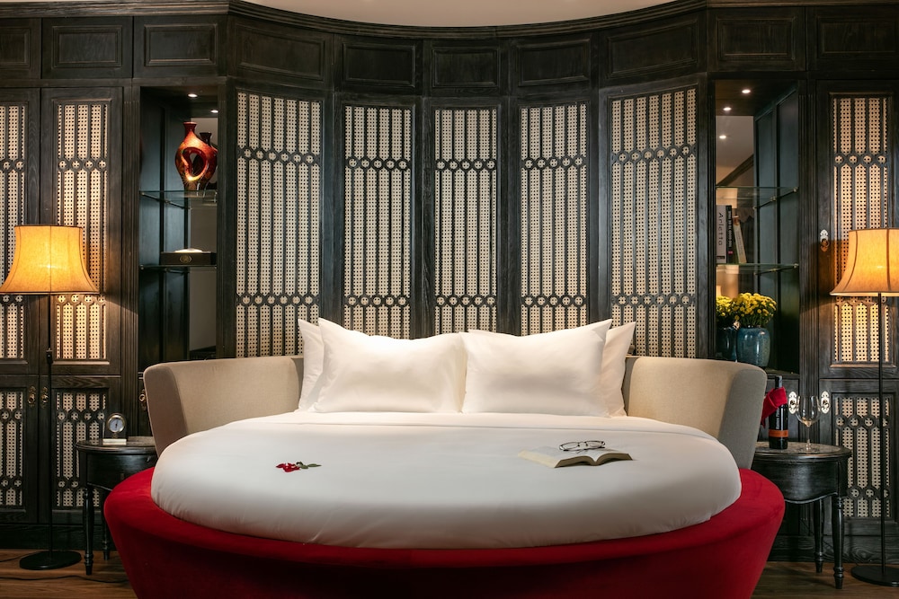 Shining Queen Suite