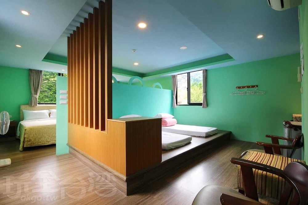 Elite Six-Person Room photo 1