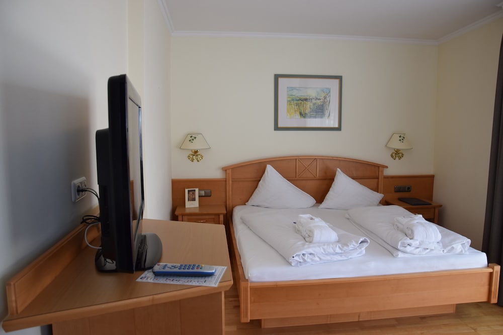 Deluxe Double Room, Partial Lake View photo 1