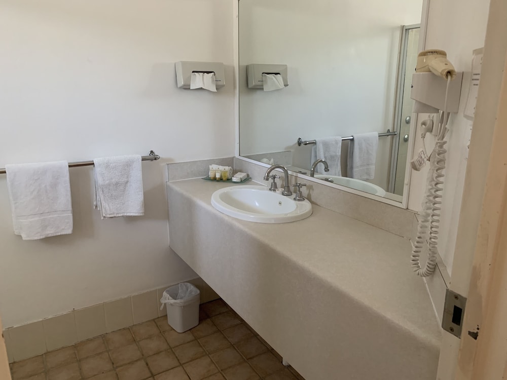 Standard Room, Non Smoking, Balcony (QUEEN (en suite)) photo 3