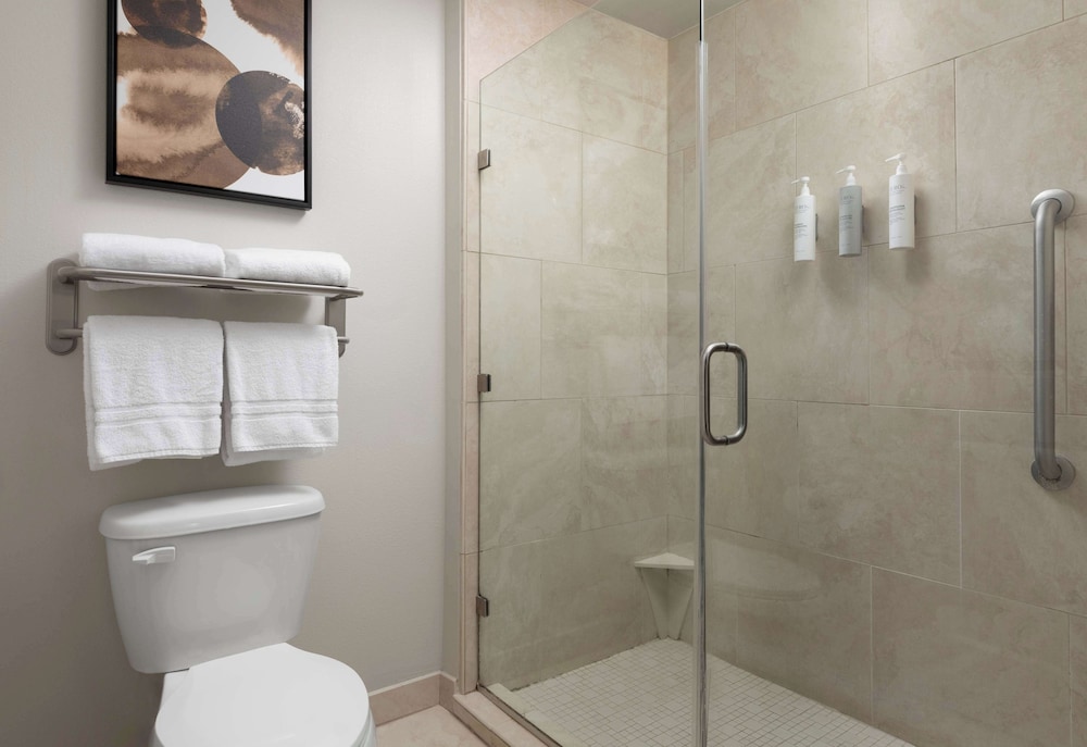 Suite, Accessible - Photo 9