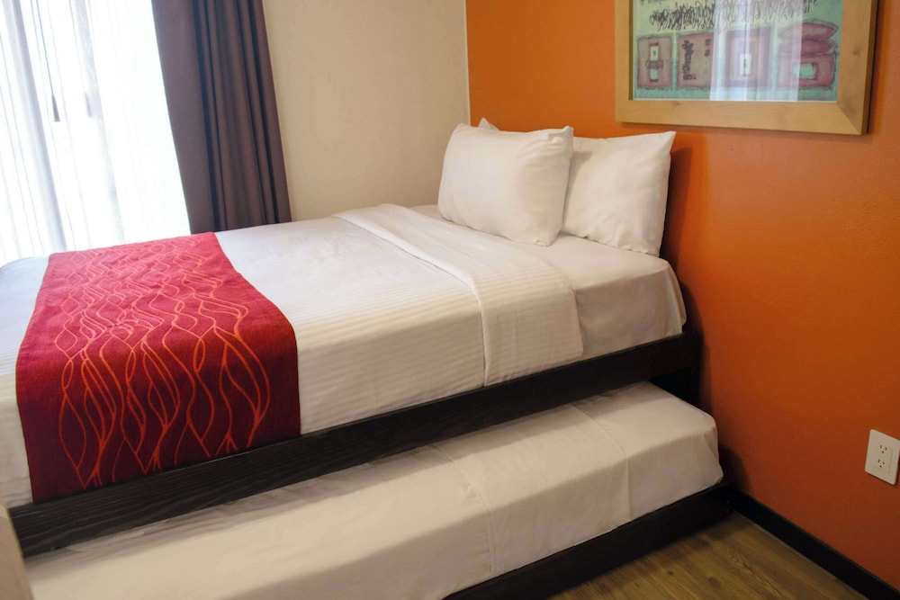 Suite, Multiple Beds, Non Smoking (Efficiency, Upgrade) photo 3