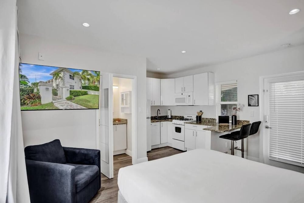 Classic Studio, 1 Queen Bed, Patio (Hendrick 5)