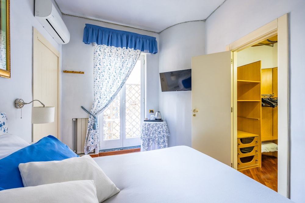 Standard Double Room - Photo 9