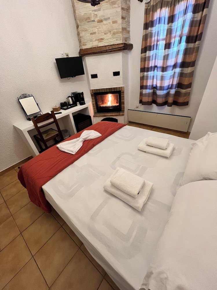 Classic Double Room, Fireplace photo 2
