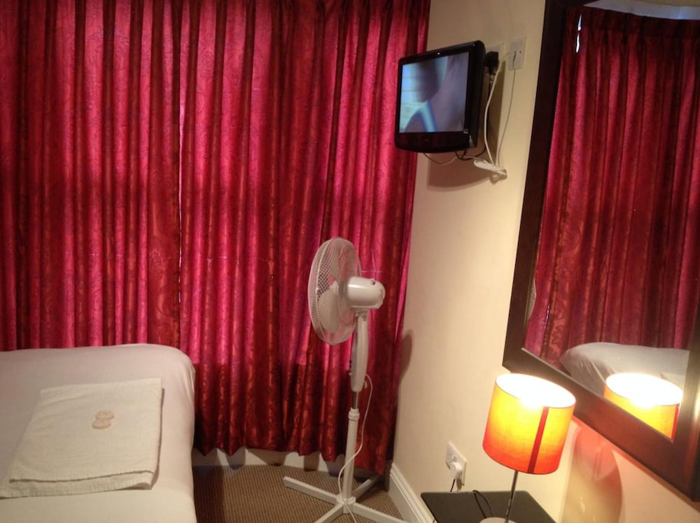 Standard Twin Room, 2 Twin Beds, Non Smoking, Ensuite photo 2