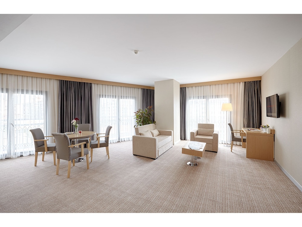 Suite, 1 King Bed with Sofa bed, Balcony, Corner, photo 6
