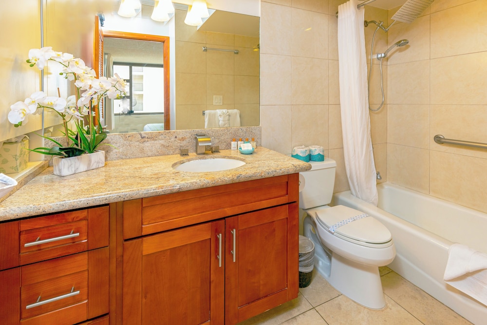 High Floor Ocean View Condo (King Bed and Parking): Condo, 1 Bedroom, Balcony, Ocean View (0063) photo
