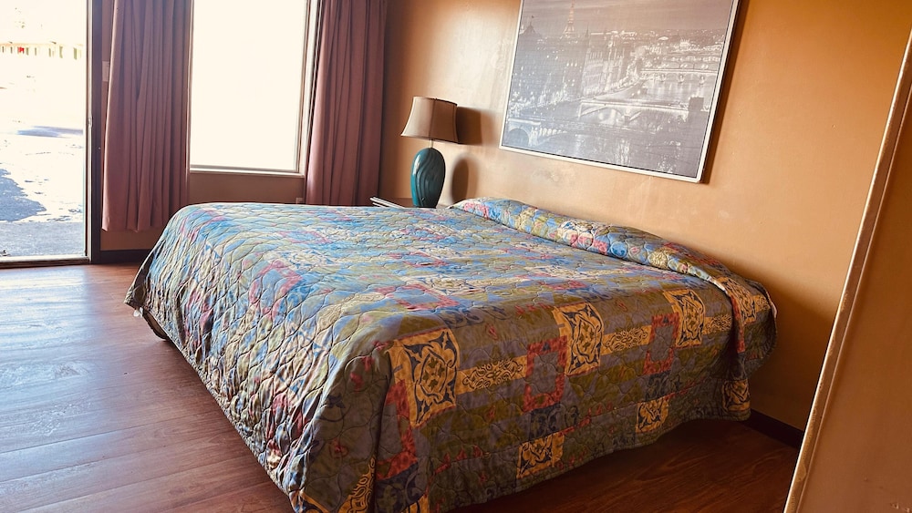 Room, 1 King Bed, Non Smoking - Photo 5
