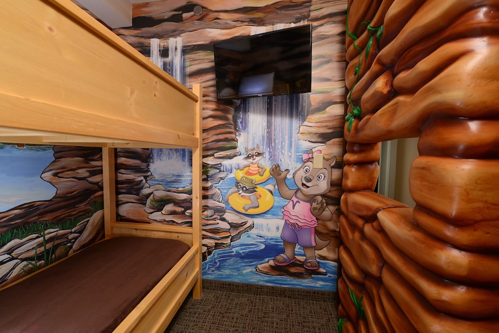 Wolf Pup Den Suite - Water Park Included