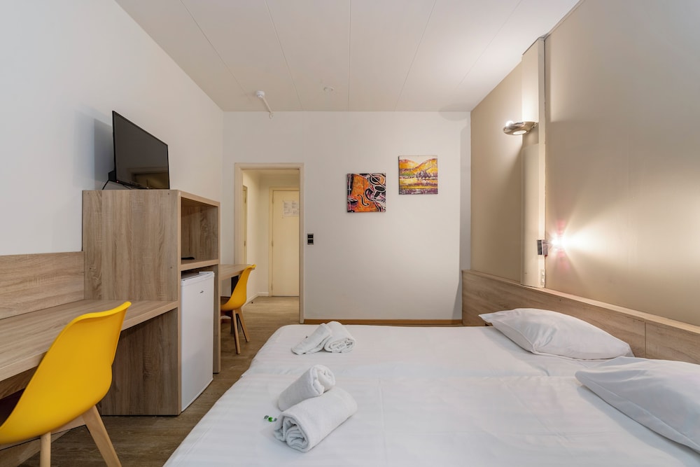 Basic Twin Room - Photo 2