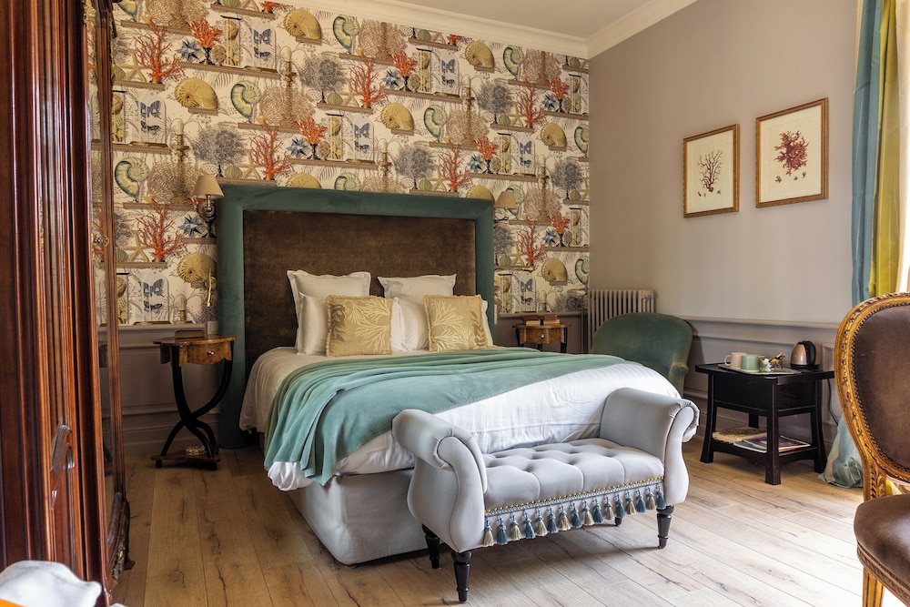 Comfort Room, 1 Queen Bed, Connecting Rooms, Garden View (Maria)